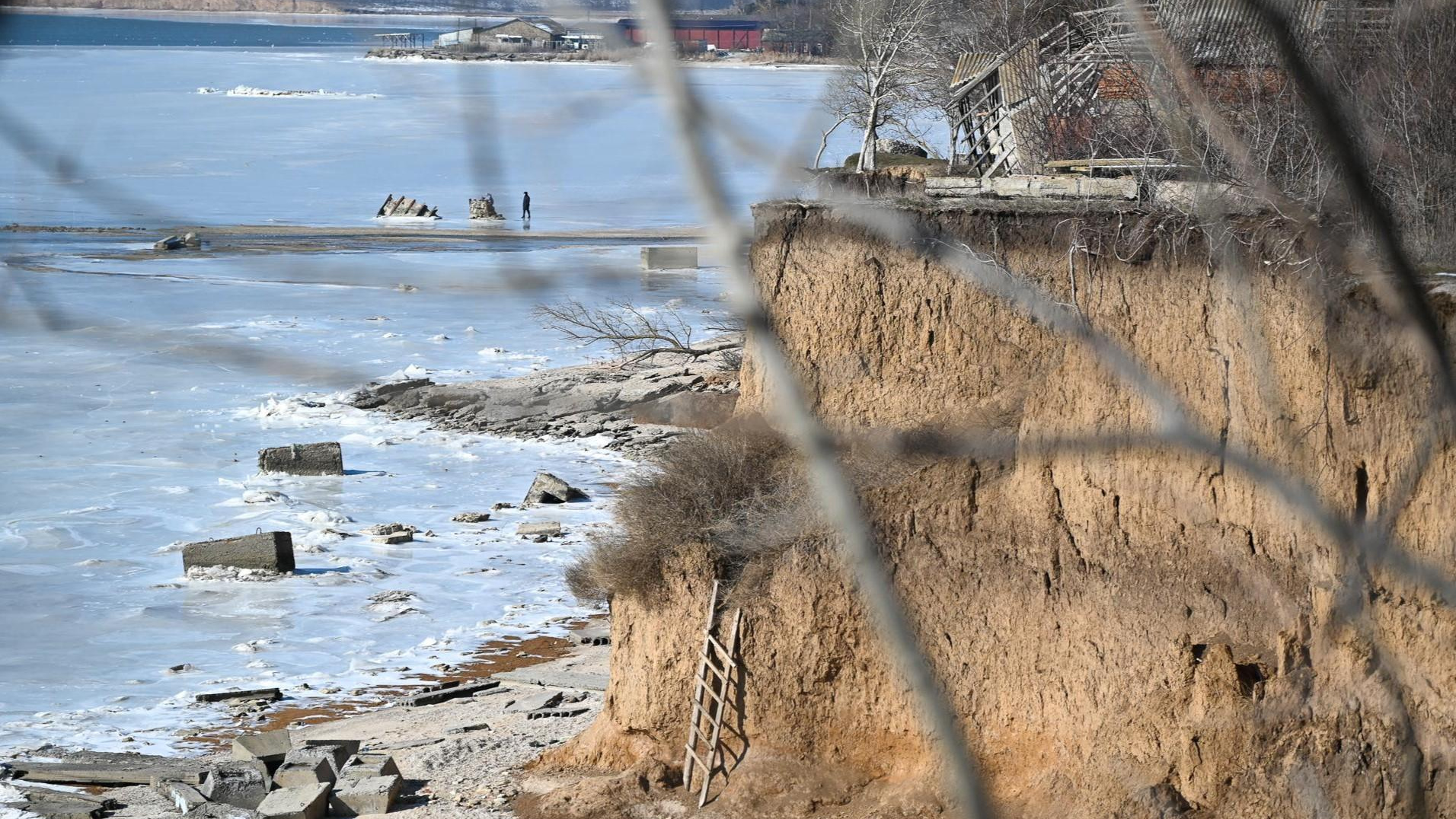 Жизнь над обрывом: фоторепортаж из донского поселка, сползающего в Азовское море