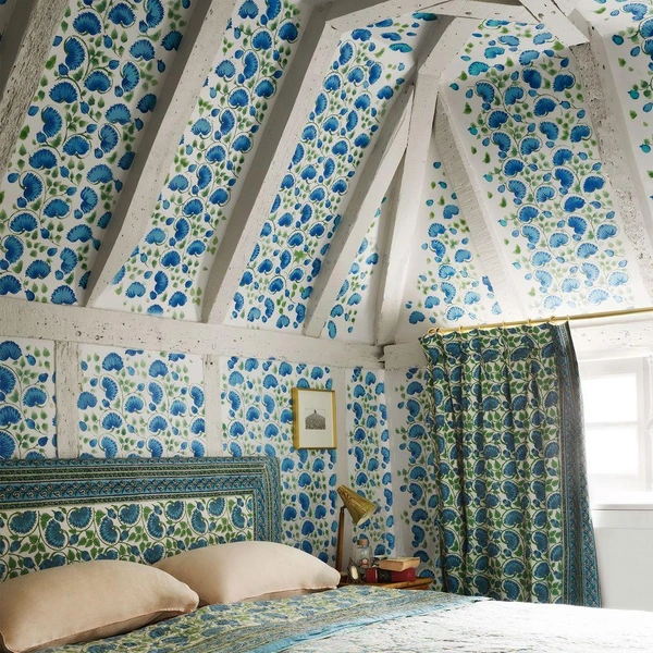 Квартира возле Елисейских полей в Париже. Проект Эрика Алларта. Мы в myDecor большие поклонники необычных потолков и говорим 100% «да» потоку в этой спальне, отделанному обоями с ручной печатью в технике «пошуар». Тот же рисунок повторяется и на шторах от Simrane, но почему-то никогда не бросается в глаза. На самом деле аура этой мансарды наверняка понравится каждому, кто в душе чувствует себя немного парижской богемой. | Источник: Саймон Аптон