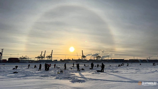 Как только встал лед, рыбаки вышли на свою «охоту». Корюшка этой зимой пошла позже, а карасик, одно из любимых лакомств корюшки, в какой-то момент и вовсе стал дефицитом