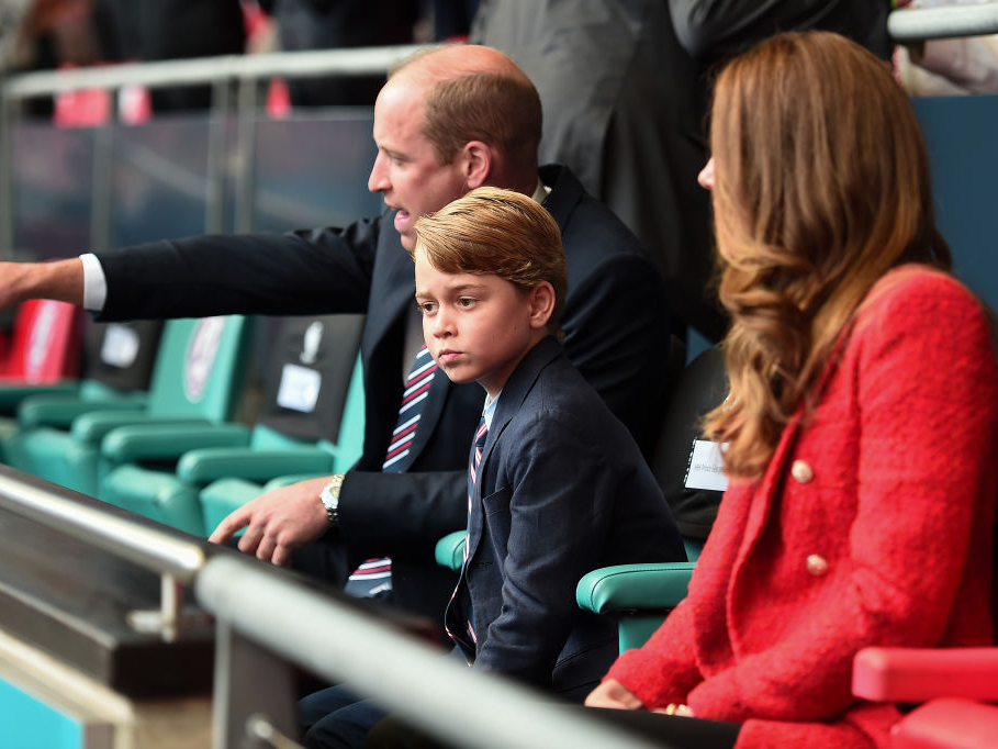 Принц Уильям, принц Джордж и герцогиня Кэтрин на стадионе Уэмбли во время чемпионата UEFA 2020, Лондон, 11 июля 2021 | marieclaire.ru