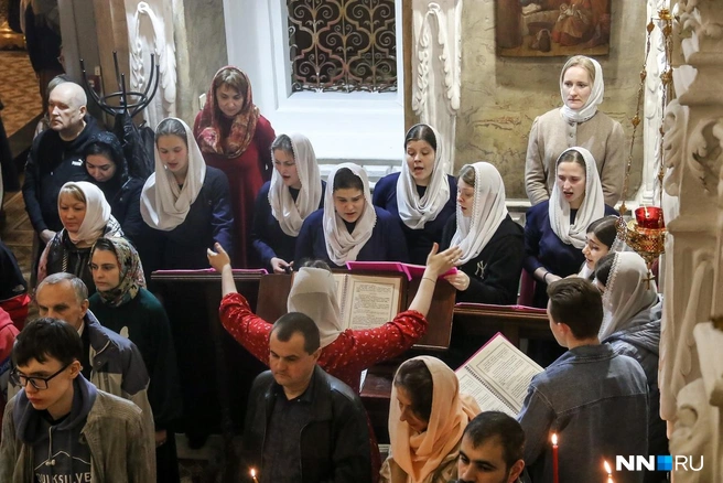 Торжественные песнопения наполнили пространство | Источник: Наталья Бурухина / NN.RU
