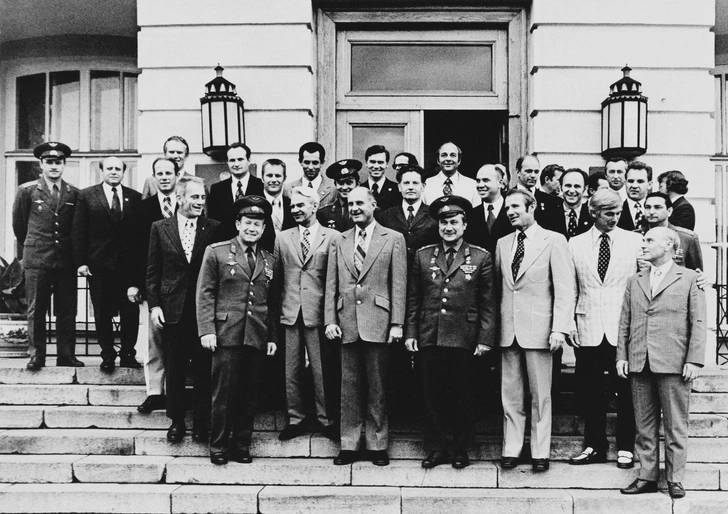 Американская делегация с советскими коллегами после приёма в Академии наук СССР в Москве, 4 июля 1974 | Источник: АН СССР via NASA 