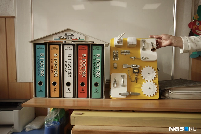 То, что для зрячих детей&nbsp;— просто бизиборд, для незрячих&nbsp;— инструмент изучения мира на ощупь | Источник: Андрей Бортко / NGS.RU