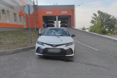 Лом пробил лобовое стекло иномарки в Волгограде