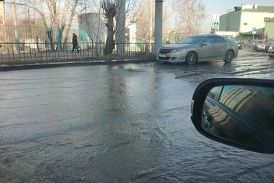 Канализационные воды затопили улицы в центре Читы
