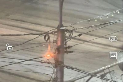 В Уфе горит столб, отремонтированный скотчем