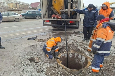 На Семафорной монтируют обходную трубу для аварийного коллектора