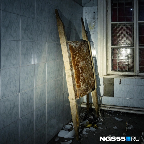 Вандалы побывали в каждом уголке больницы | Источник: Кирилл Башинский / NGS55.RU