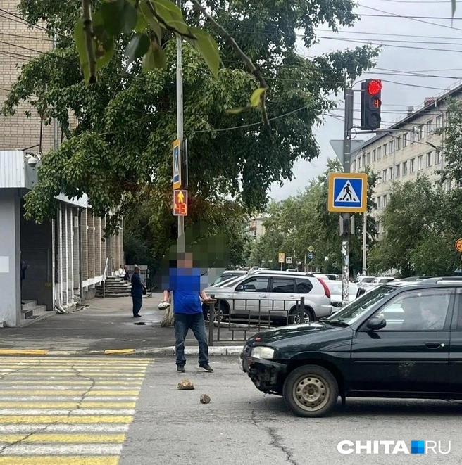 Мужчина принес большие камни на проезжую часть и кидался ими в машины | Источник: очевидец