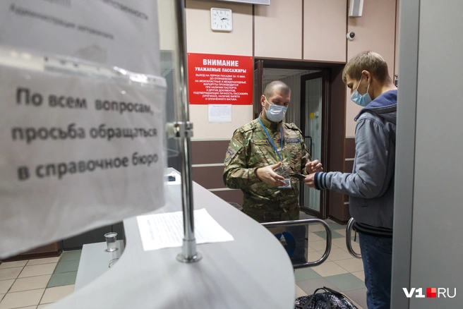 По словам пассажиров, у некоторых на процедуру опроса ушло больше времени, чем на сам перелет из Батуми | Источник: Алексей Волхонский / V1.RU