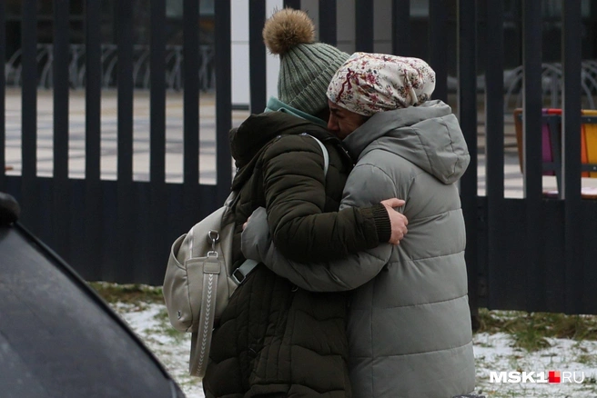 Женщина работала уборщицей в школе, где произошло убийство ее сына | Источник: Артем Устюжанин / MSK1.RU