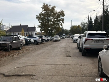 Парковка у места прощания была вся занята машинами | Источник: Николай Сальников / 56.RU