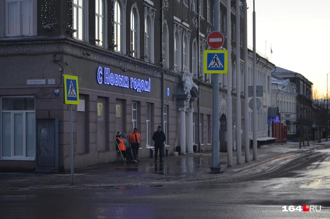 Рабочие собираются на крыльце мэрии | Источник: Сергей Петунин / 164.RU