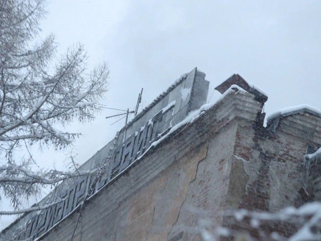 Административное здание возведено из кирпича. | Источник: Андрей Бортко / NGS.RU