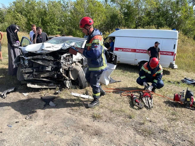 Одного из участников ДТП вытаскивали специалисты облспаса | Источник: Юрий Юрин / Telegram