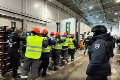 Сотня полицейских провела рейд на объектах «Перекрёстка» в Петербурге