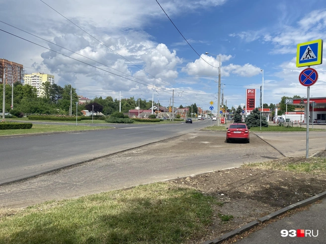 Водители по-прежнему паркуются на месте, где должен быть «островок безопасности» | Источник: Валерия Дульская / 93.RU