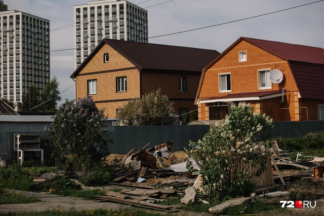 Мусора и правда здесь много. Остатки домов пока не вывезены  | Источник: Ирина Шарова / 72.RU 