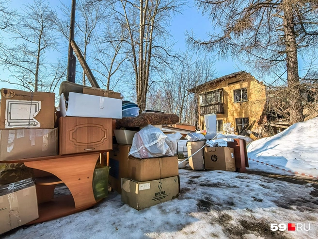 Среди вещей виднеется кухонный гарнитур | Источник: Василина Любимова / 59.RU