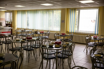 Депутат от Омска требует бесплатного питания для всех школьников