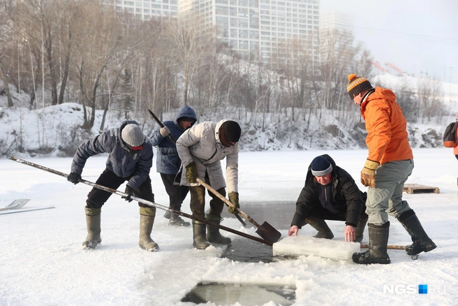 Моржи подготовили место для купания на карьере Горский у жилого комплекса «Панорама» | Источник: Александр Ощепков / NGS.RU