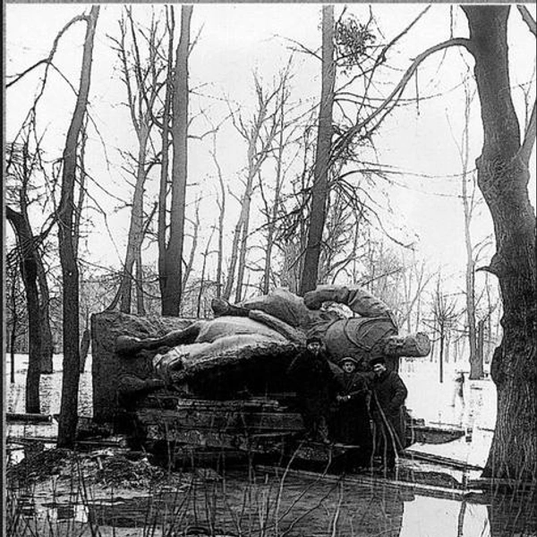 Памятник Александру III в Михайловском саду в 1939 году | Источник: citywalls.ru