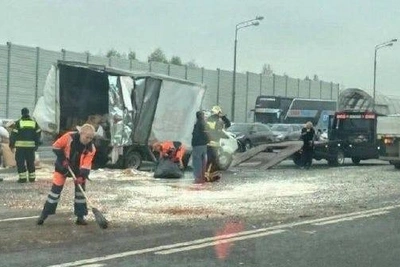 Грузовик с семечками перевернулся в Новой Москве