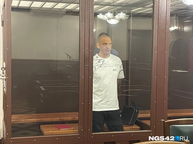 Мужчина заявляет, что всё дело построено на словах неизвестных людей, но доказательств, кроме номеров в телефоне и четок, якобы нет  | Источник: Лера Городецкая / NGS42.RU