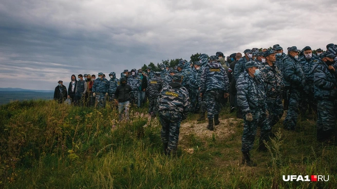Охранники пытались разогнать лагерь, но тщетно | Источник: Вадим Брайдов