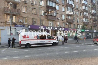 Пожар у метро в Москве: эвакуировали девушку с 9 этажа