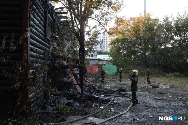 Поблизости находятся гаражи, на которые мог перекинуться огонь | Источник: Андрей Бортко / NGS.RU
