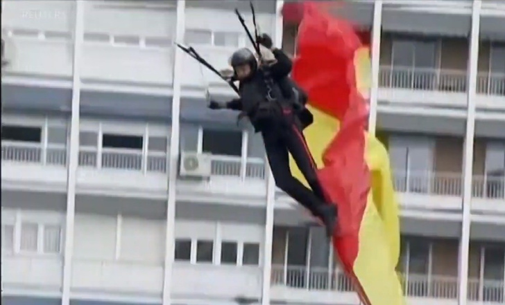 Конфуз с парашютистом и фонарным столбом на параде по случаю Дня Испании (видео)