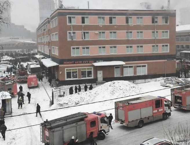 Хостел горит в Москве, люди прыгают из окон. Много спасенных, пострадали как минимум шестеро | Источник: MSK1