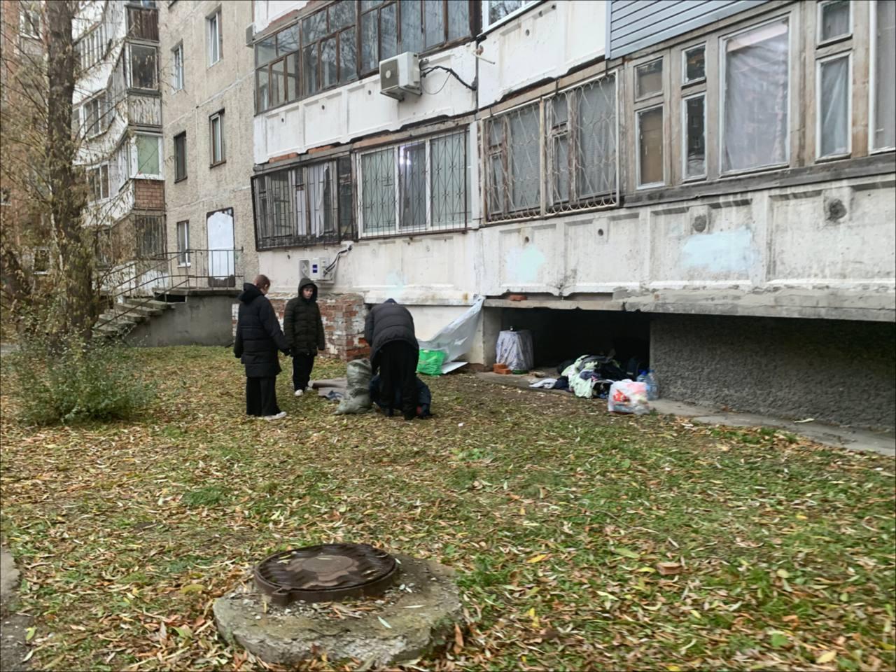 Бездомный поселился под балконом многоэтажки в Тюмени: жители — в волнении, он сам — впервые обрел дом