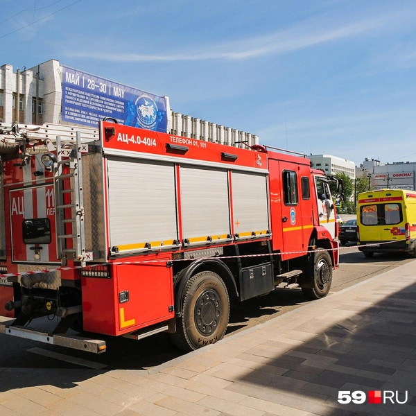 В органного зала дежурят экстренные службы, заодно они ограничивают парковку для пермяков | Источник: Тимофей Калмаков / 59.RU