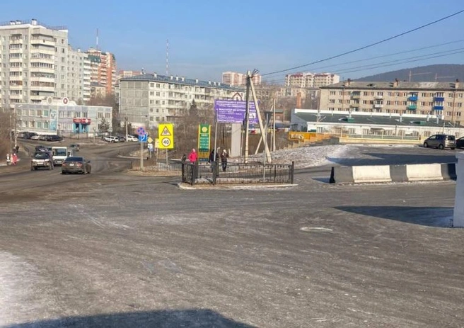 Эту ограду пешеходы вынуждены обходить стороной | Источник: Очевидец