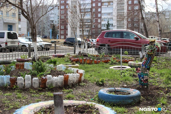 На контрасте с мусором некоторые дворы выглядят так | Источник: Варвара Фролова / NGS70.RU