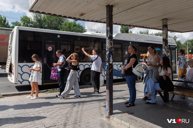 Когда-то здесь была конечная сразу нескольких автобусных маршрутов. Сейчас — проходная остановка | Источник: Алексей Волхонский / V1.RU