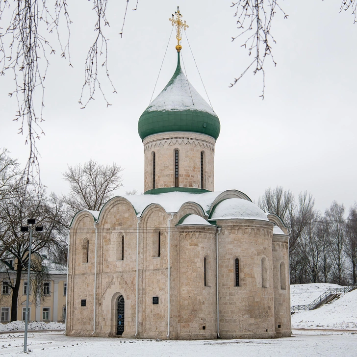 Спасо-Преображенский собор в Переславле-Залесском, ныне Ярославская область. Строительство начал Юрий Долгорукий в 1152 году, а завершил его сын Андрей Боголюбский в 1157-м. С восточной стороны расположены апсиды. | Источник: SJabberwocky, wikimedia.org