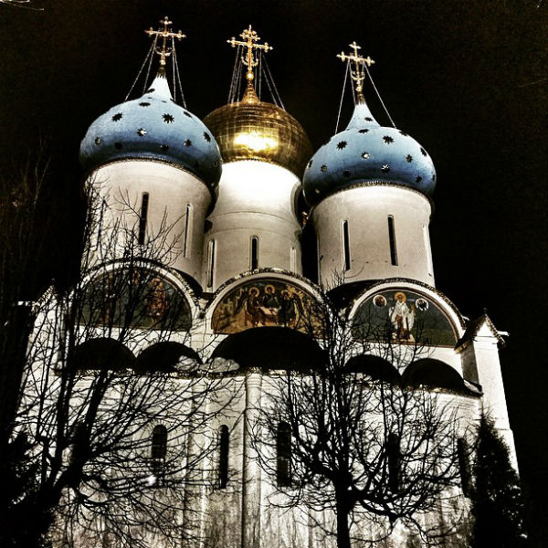 Константин Крюков и его супруга Алина Алексеева прошлой ночью посетили Свято-Троицкую Сергиеву Лавру