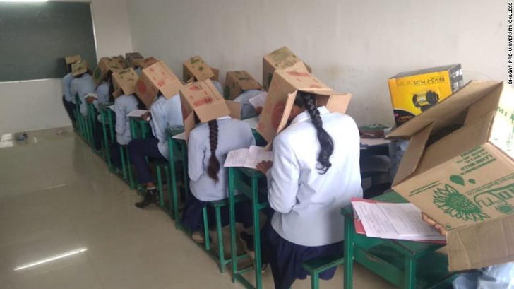 Индийских школьников заставили надеть на головы картонные коробки, чтобы не списывали на экзамене
