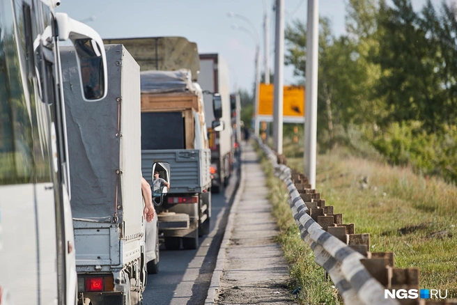 Новосибирцы встали в 5-километровой пробке — где затруднено движение | Источник: Александр Ощепков / NGS.RU