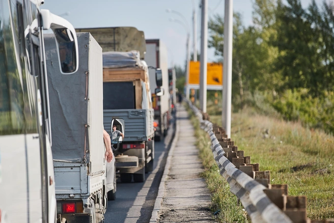 Информация о заторе появилась в дорожных сервисах | Источник: Александр Ощепков / NGS.RU