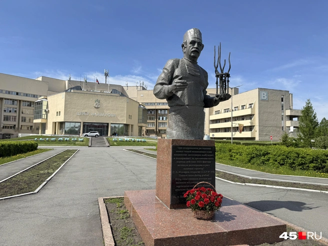 Памятник врачу Гавриилу Илизарову  | Источник: Юлия Король / 45.RU