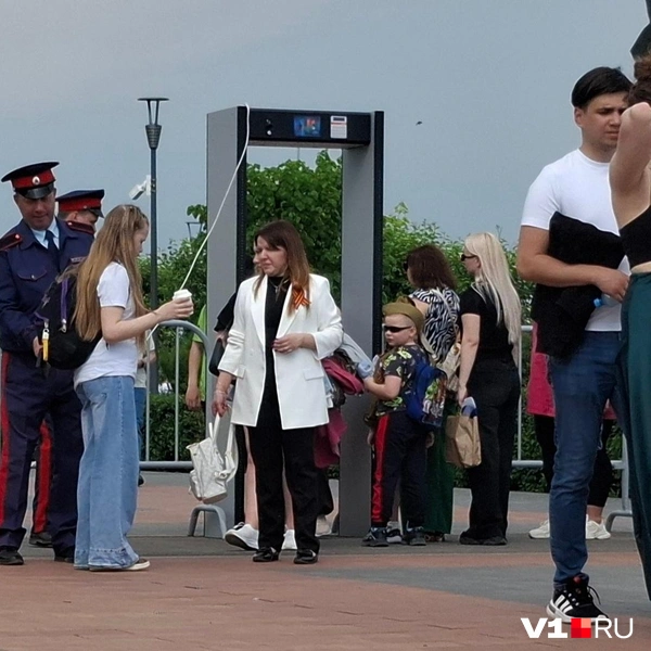 При входе к местам массовых мероприятий досматривали практически всех | Источник: Тимофей Крылов / V1.RU