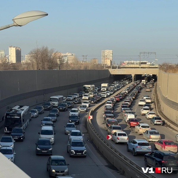 Пробки в обе стороны — какая красота… | Источник: Арина Рязанова / V1.RU