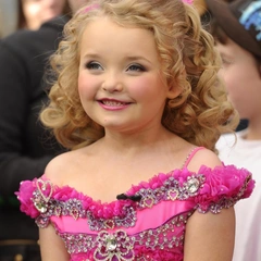 Что стало с Аланой Томпсон, которую в 6 лет назвали королевой красоты