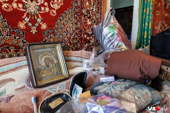 Женщина боится остаться одна в разрушающемся доме | Источник: Алексей Волхонский / V1.RU