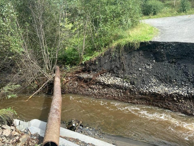 Вода размыла грунт и опоры | Источник: читатель 74.RU