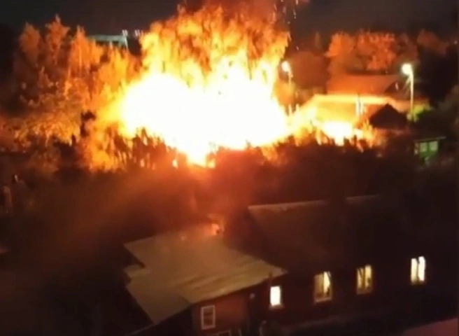 Пожар в Шлаковом тушили 19 человек и шесть единиц техники | ya62.ru